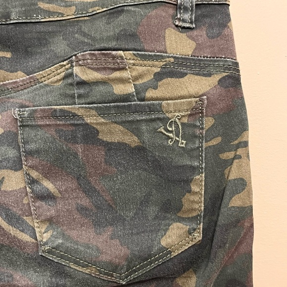VIP JEANS Women’s Size 4 Camo Pants - Picture 6 of 6